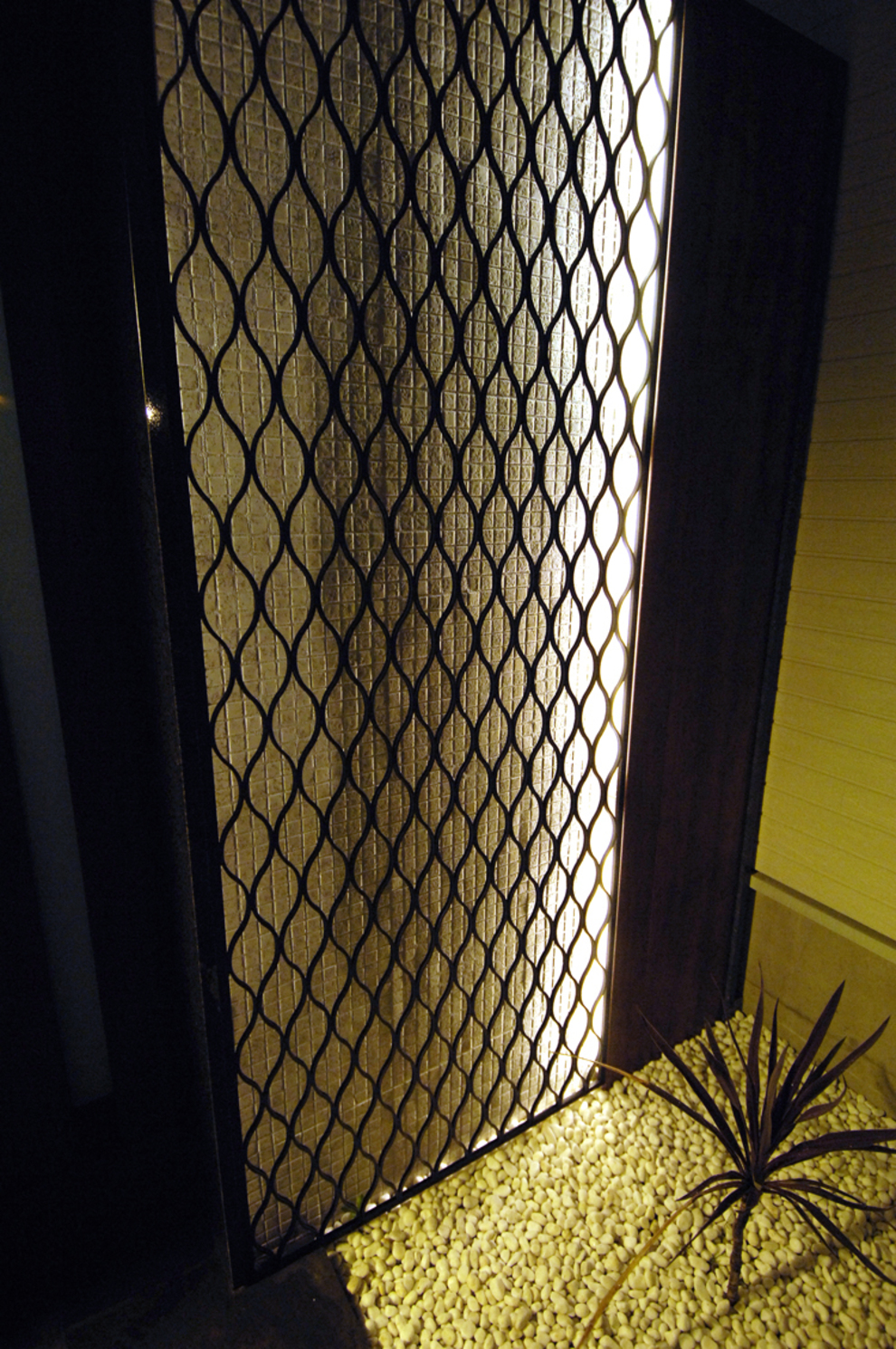 アイアン・スクリーン　夜の施工例　アップ